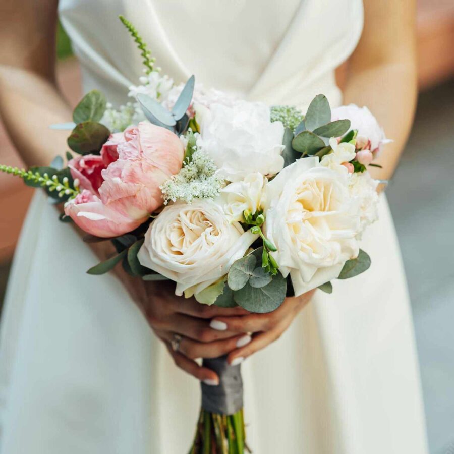 Букет невесты из пионов и белых роз