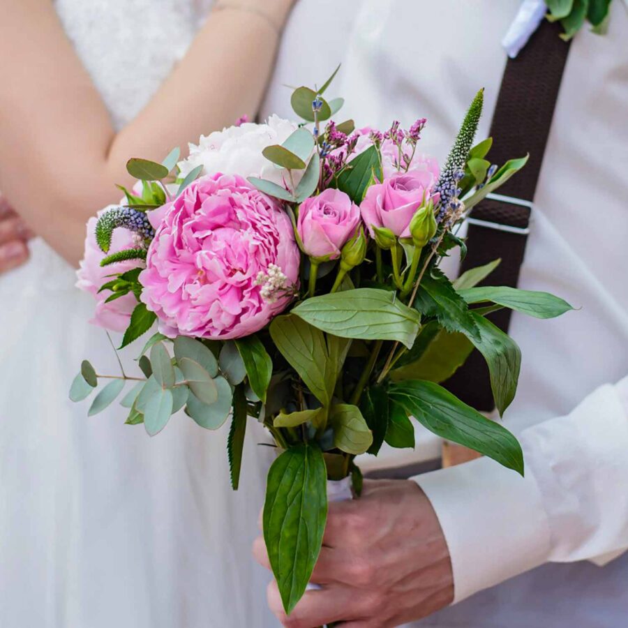 Букет невесты из пионов и кустовых роз