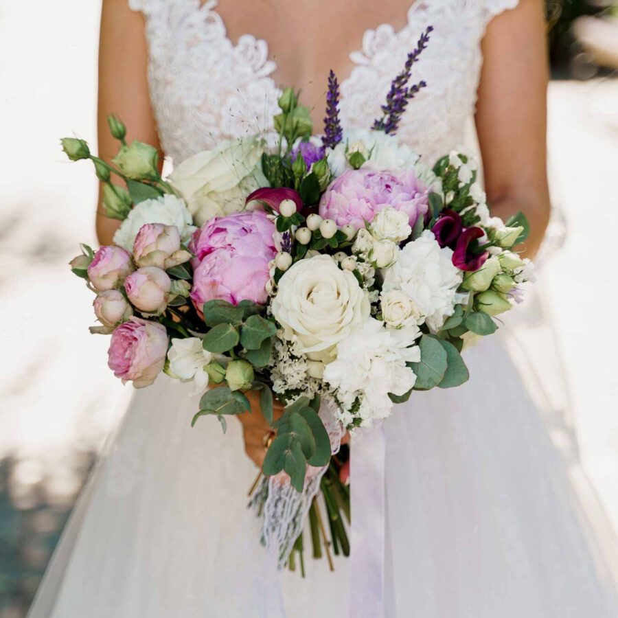 Букет невесты из пионов, роз и белых гвоздик