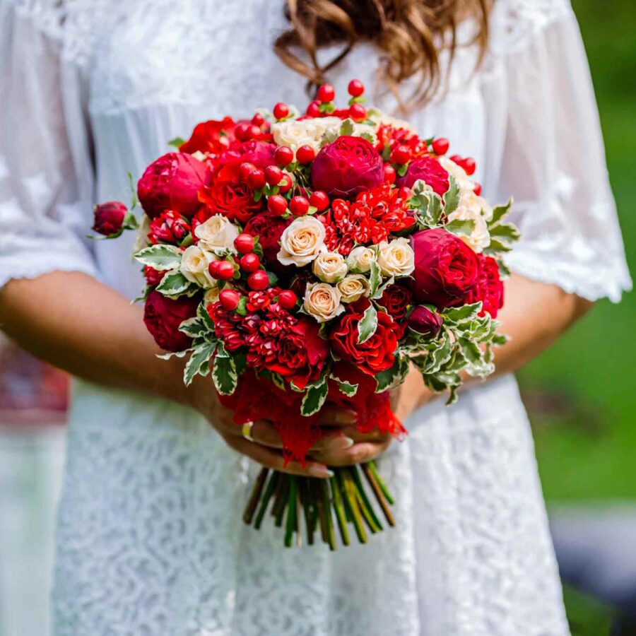 Букет невесты из пионовидных кустовых роз и гиперикума