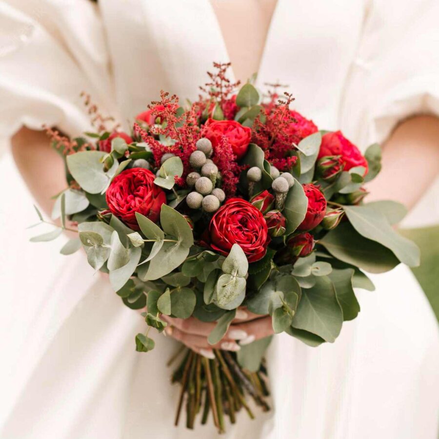 Букет невесты из пионовидных роз и брунии