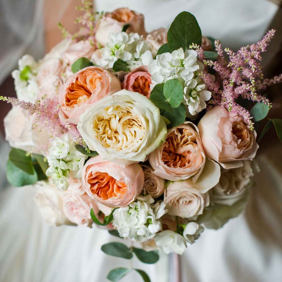 Букет невесты из пионовидных роз и маттиолы