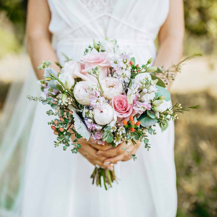 Букет невесты из пионовидных роз, эустом и маттиолы