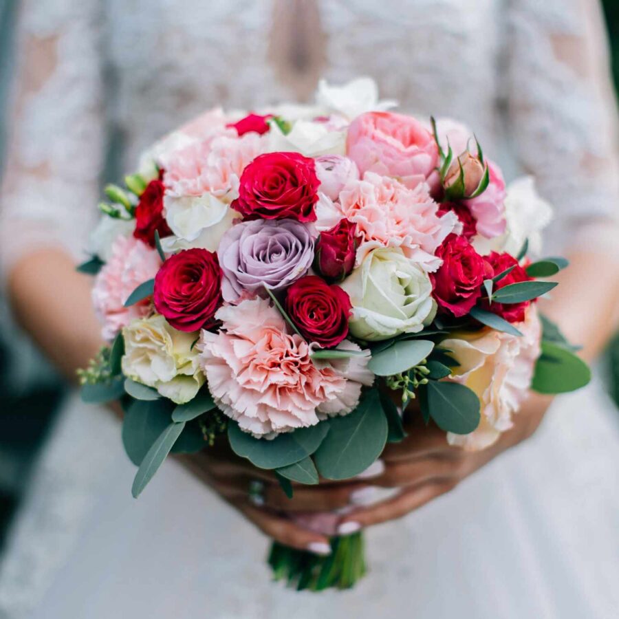 Букет невесты из разноцветных роз и гвоздик