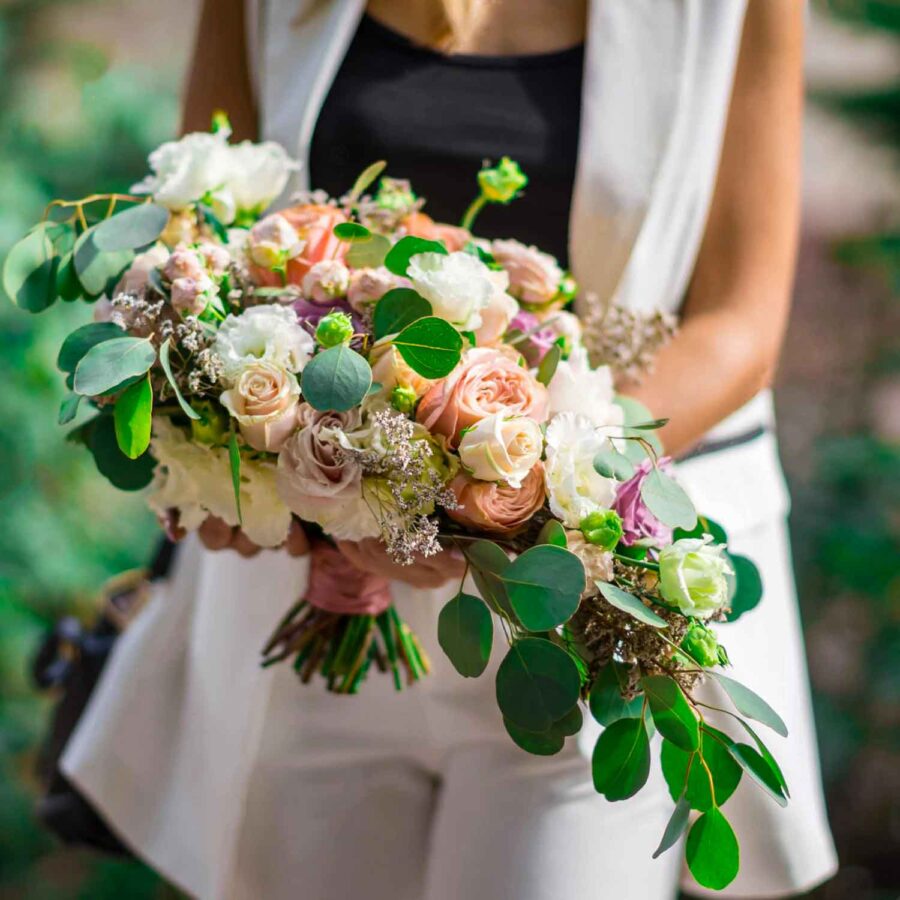 Букет невесты из разноцветных роз и лизиантуса