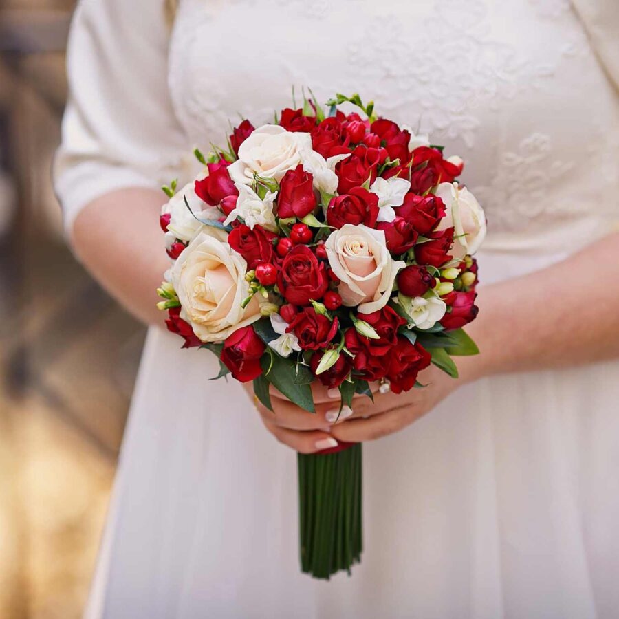 Букет невесты из роз, фрезии и гиперикума