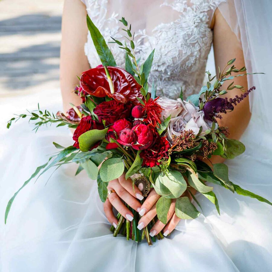 Букет невесты из роз и антуриума