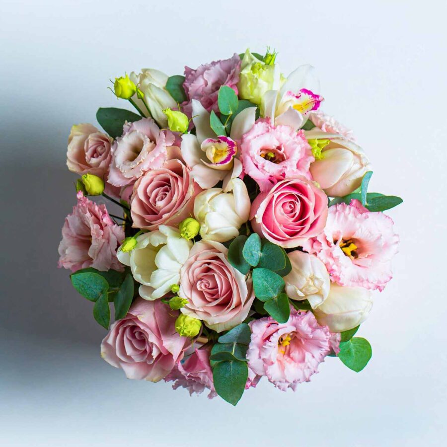 Букет невесты из роз, эустом и тюльпанов