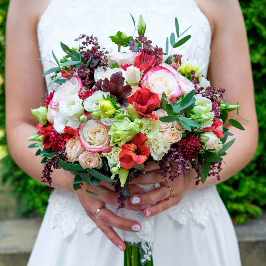 Букет невесты из роз, лизиантуса и альстромерий
