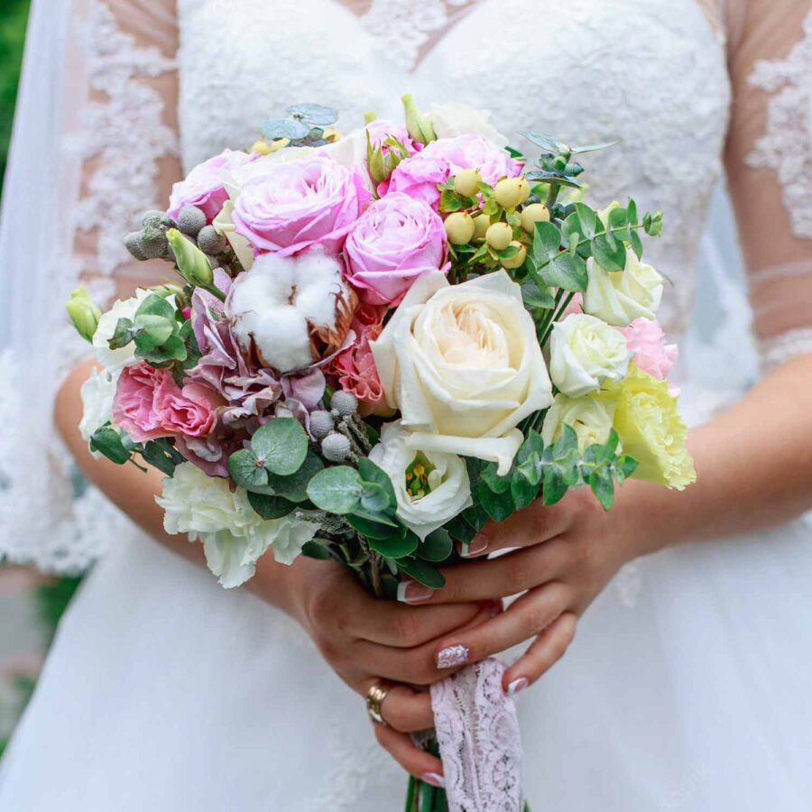 Букет невесты из роз, лизиантуса и хлопка