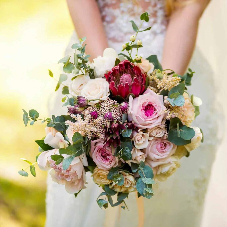 Букет невесты из роз, пионов и протеи