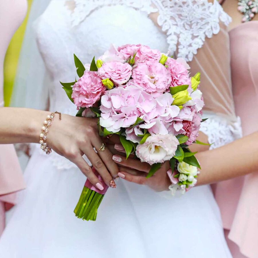 Букет невесты из розовых эустом и гортензий