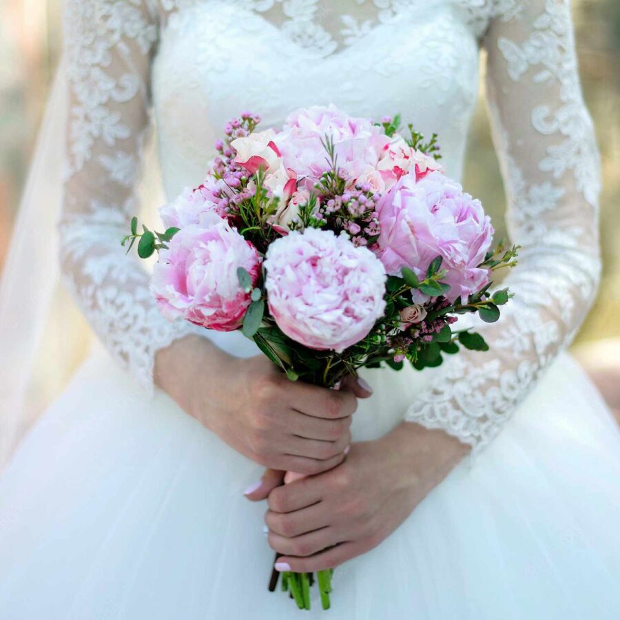 Букет невесты из розовых пионов и кустовых роз