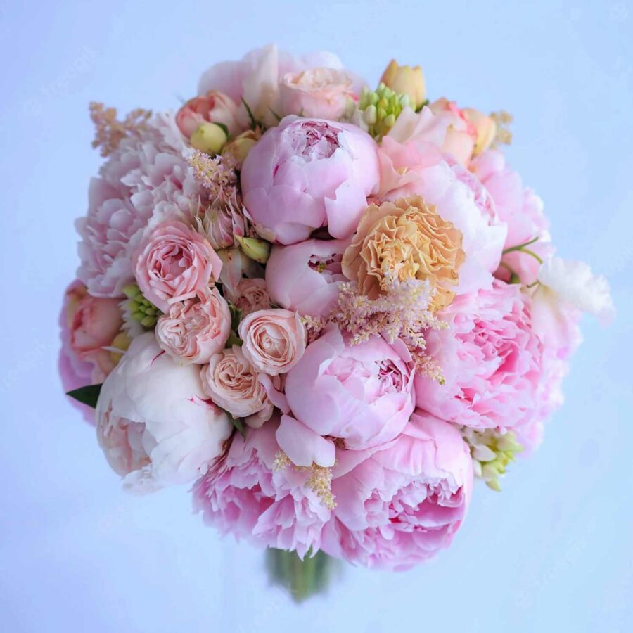 Букет невесты из розовых пионов и роз