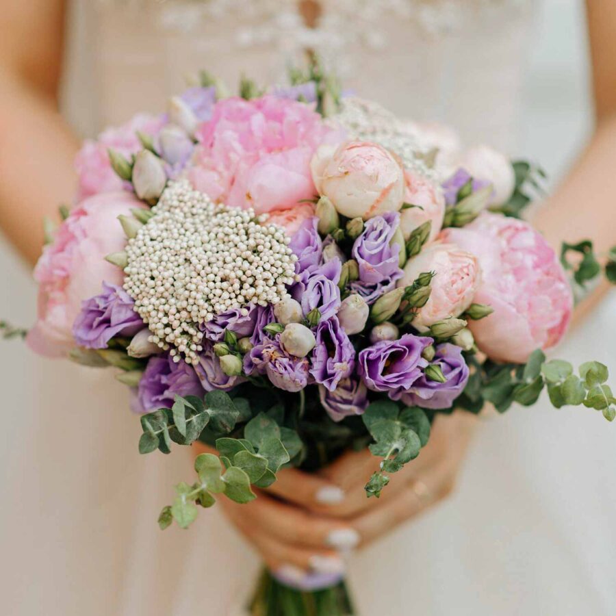 Букет невесты из розовых пионов, роз и эустом