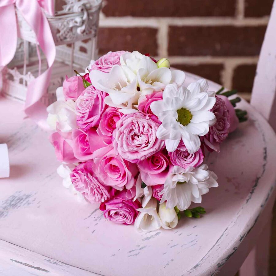 Букет невесты из розовых роз и белой фрезии