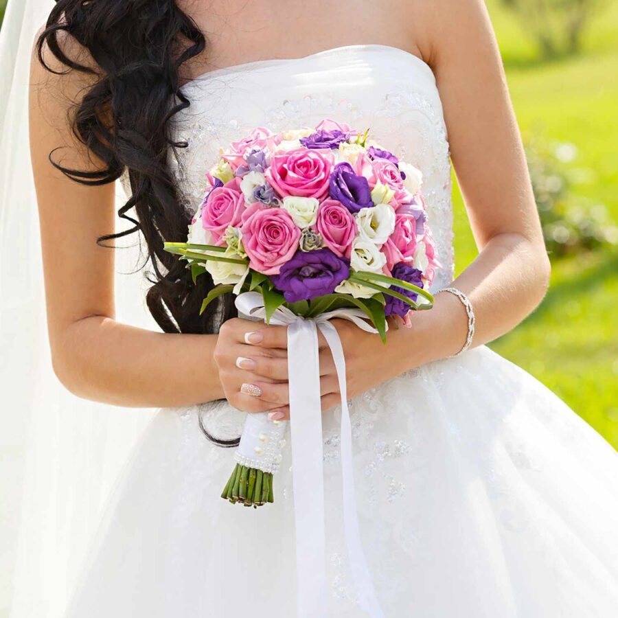 Букет невесты из розовых роз и лизиантуса