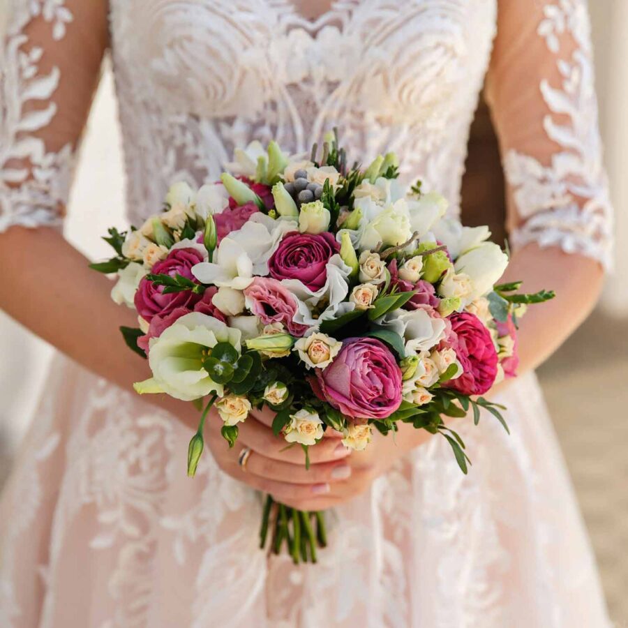 Букет невесты из розовых роз, эустом и фрезии