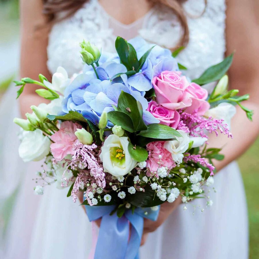 Букет невесты из синей гортензии, роз и эустом