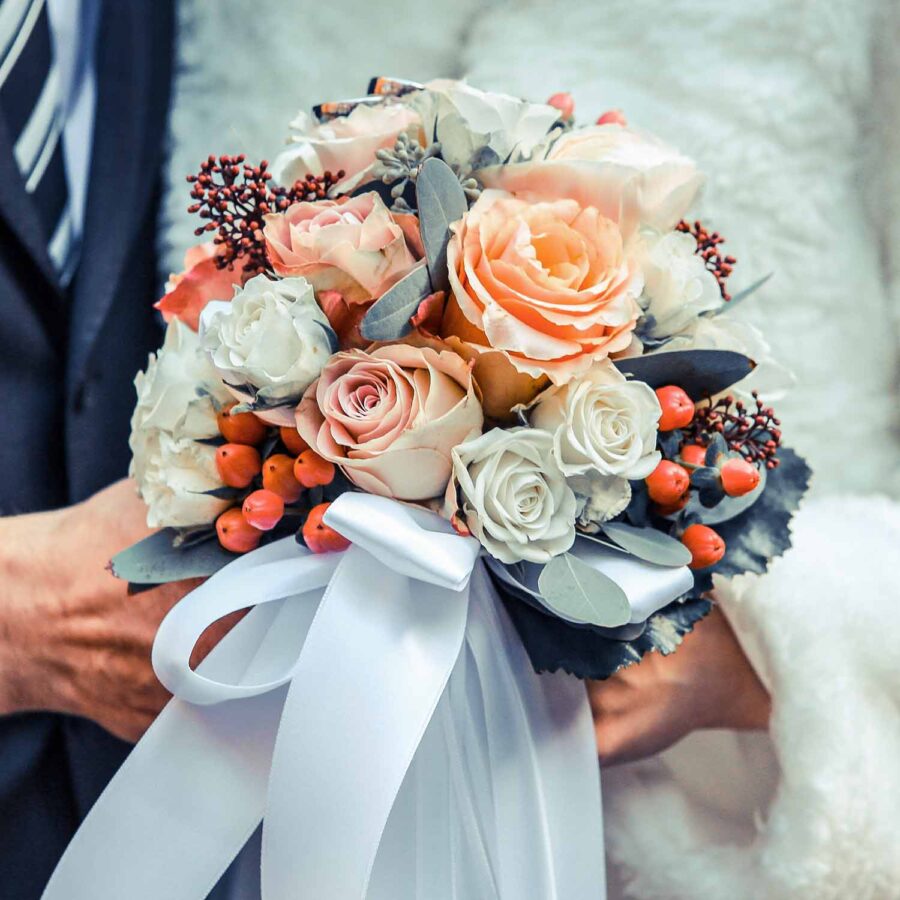 Осенний букет невесты из роз и гиперикума