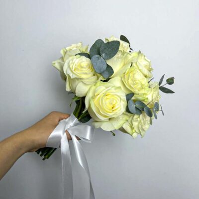 Букет невесты из 15 белых роз и эвкалипта