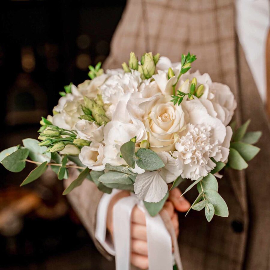 Букет невесты из гортензии, лизиантусов и роз
