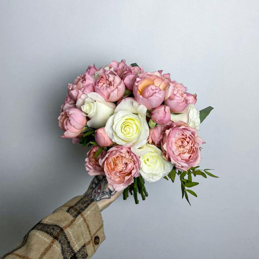 Букет невесты из пионовидных и белых роз