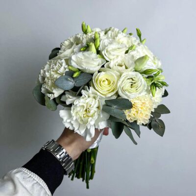 Букет невесты из диантусов, роз и эустом