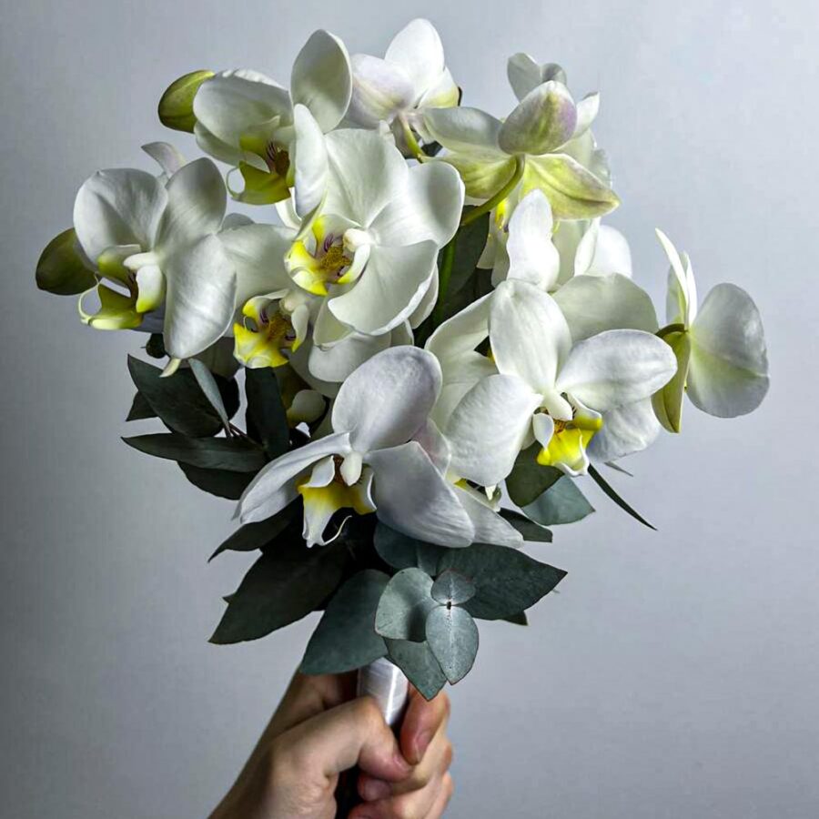 Букет невесты из орхидеи и эвкалипта