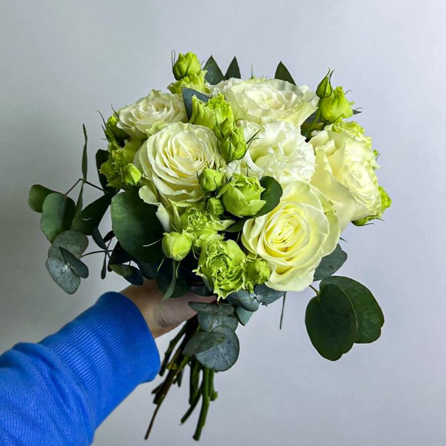 Букет невесты из белых роз и эустом
