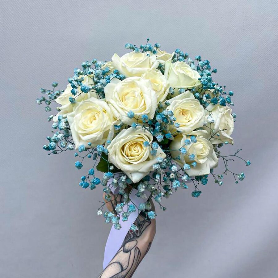 Букет невесты из 15 белых роз и гипсофилы